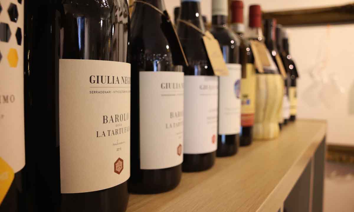 Rotwein-Regal im wineroom