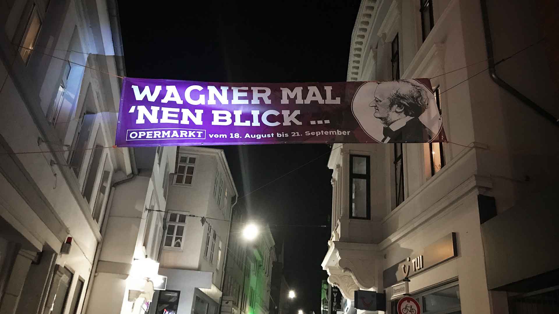 Opermarkt-Banner am Nachthimmel