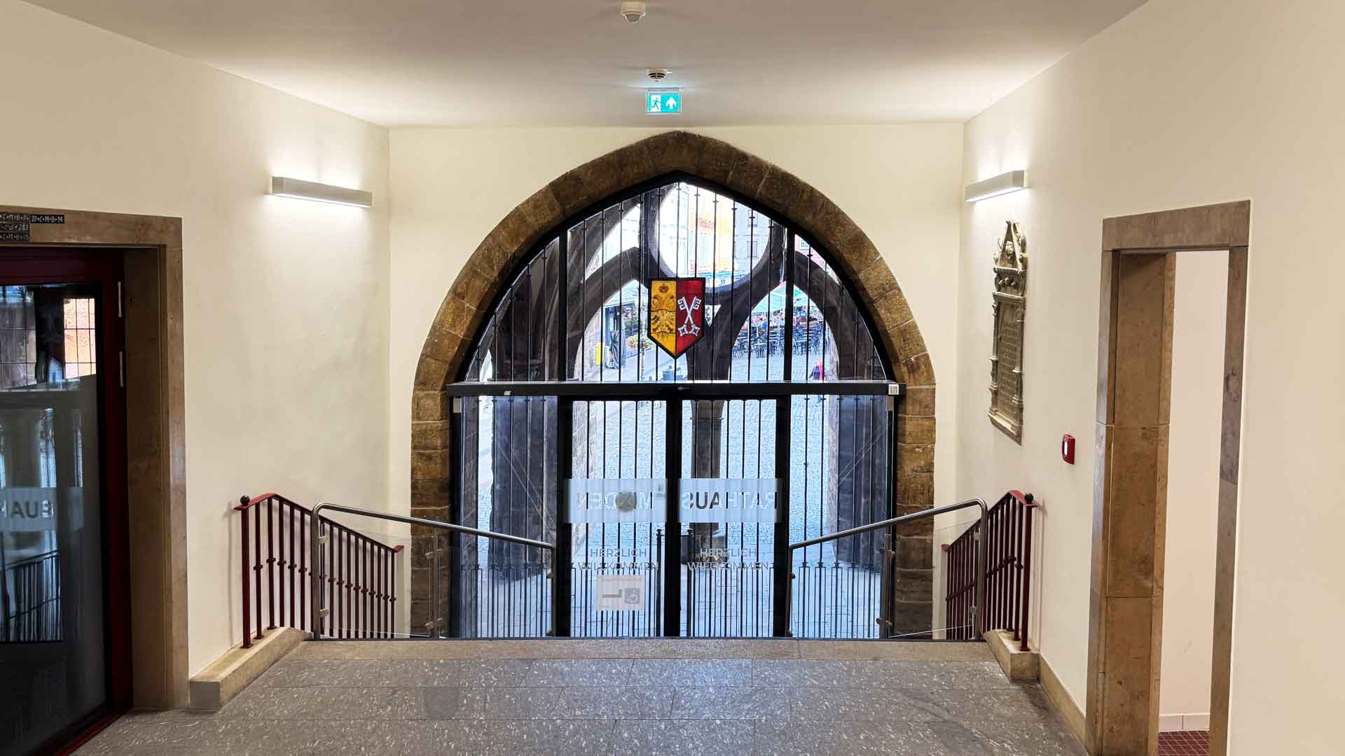 Verschlossener Fluchtweg mit Fluchtwegmarkierung im Rathaus Minden