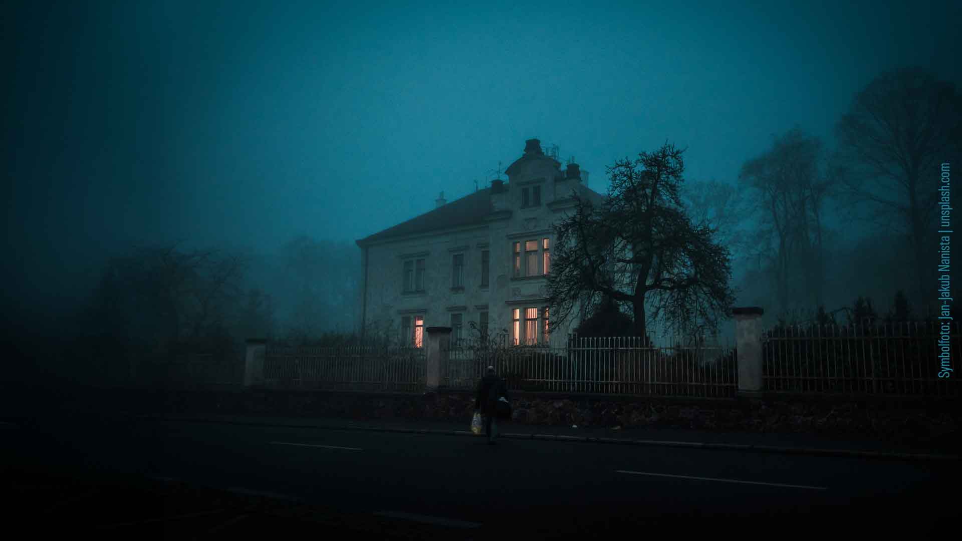 Gespenstisches Haus im November-Nebel