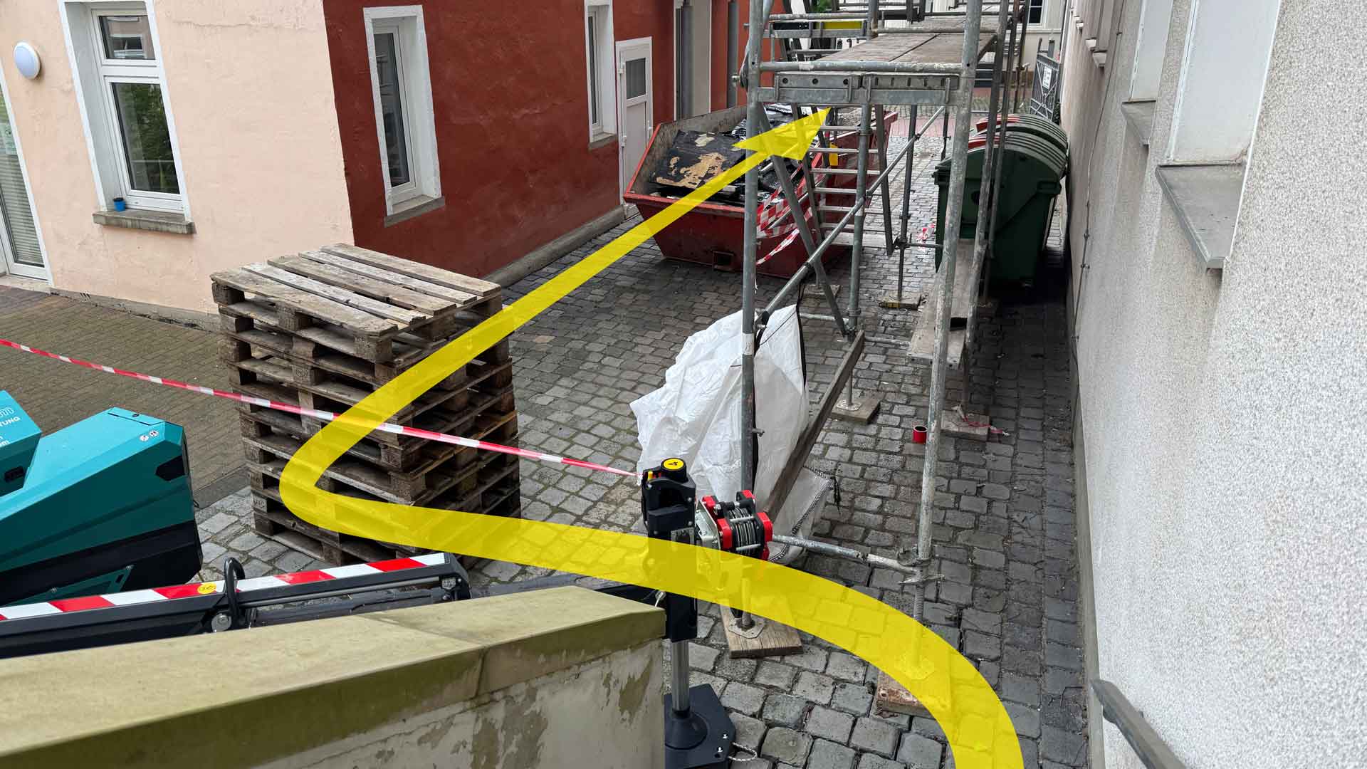 Rückwärtiger (zweiter) Flucht- und Rettungsweg des Kleinen Theater am Weingarten mit Blockaden und Wege-Pfeil